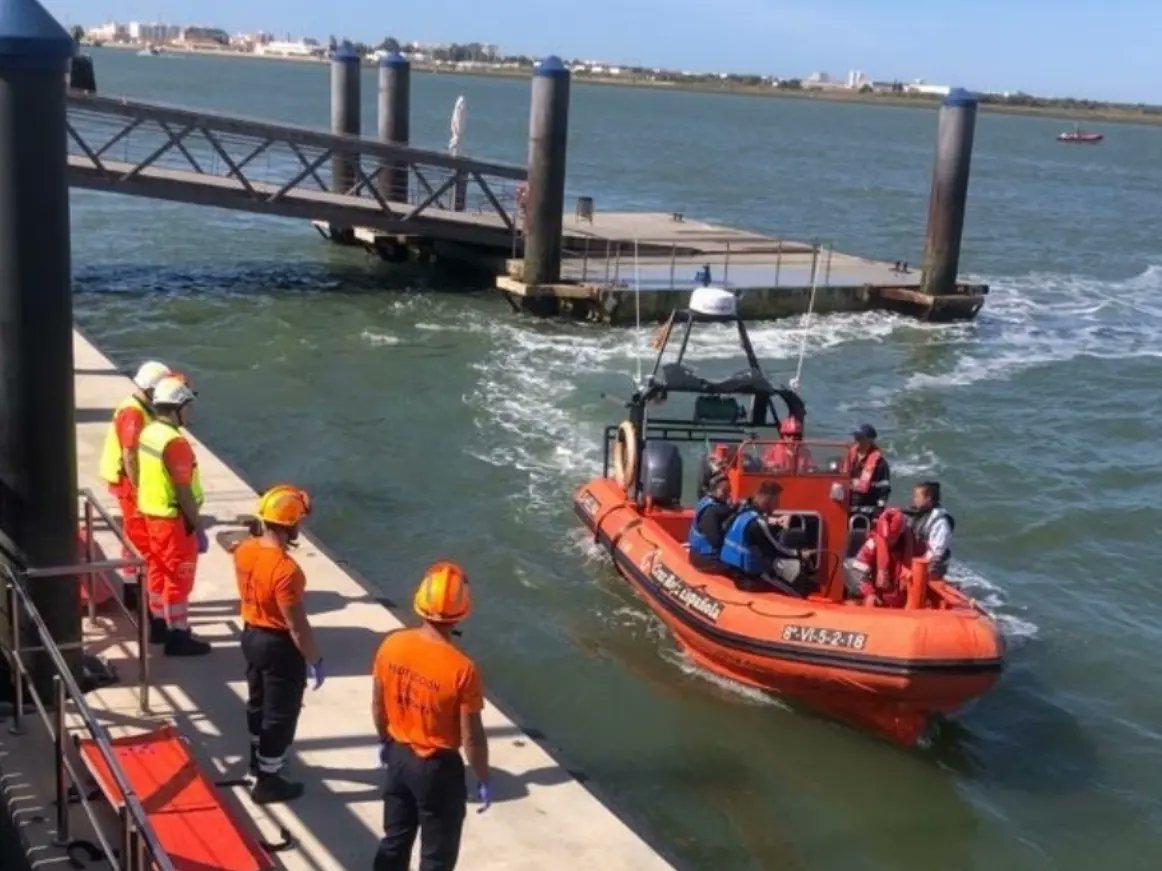 fayusob's tweet photo. El Centro de Emergencias Sanitarias 061 del SAS en ejercicios de Marsec en Ayamonte (Huelva).
Organizado por Fuerza Acción Marítima de la Armada (FAM), han atendido pacientes rescatados tras colisión de pesquero con ferry turístico. @saludand https://t.co/jTjbLze5so