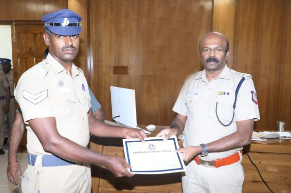 POLICEDPI's tweet photo. 🔴#dpipolicenews 
 திருட்டு குற்ற வழக்கில் தொடர்புடைய நபர்களை கைது செய்ய சிறப்பாக செயல்பட்ட போலீசாரை பாராட்டி மாவட்ட காவல் கண்காணிப்பாளர் அவர்கள் வெகுமதி மற்றும் பாராட்டு சான்றுகள் வழங்கினார். 
View on: https://t.co/xfWq144ZGg
 #appriciated | #bestperformance
#dpipolice | https://t.co/dubmjwijeH