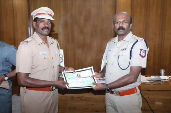 POLICEDPI's tweet photo. 🔴#dpipolicenews 
 திருட்டு குற்ற வழக்கில் தொடர்புடைய நபர்களை கைது செய்ய சிறப்பாக செயல்பட்ட போலீசாரை பாராட்டி மாவட்ட காவல் கண்காணிப்பாளர் அவர்கள் வெகுமதி மற்றும் பாராட்டு சான்றுகள் வழங்கினார். 
View on: https://t.co/xfWq144ZGg
 #appriciated | #bestperformance
#dpipolice | https://t.co/dubmjwijeH