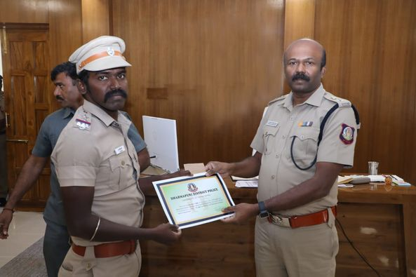 POLICEDPI's tweet photo. 🔴#dpipolicenews 
 திருட்டு குற்ற வழக்கில் தொடர்புடைய நபர்களை கைது செய்ய சிறப்பாக செயல்பட்ட போலீசாரை பாராட்டி மாவட்ட காவல் கண்காணிப்பாளர் அவர்கள் வெகுமதி மற்றும் பாராட்டு சான்றுகள் வழங்கினார். 
View on: https://t.co/xfWq144ZGg
 #appriciated | #bestperformance
#dpipolice | https://t.co/dubmjwijeH