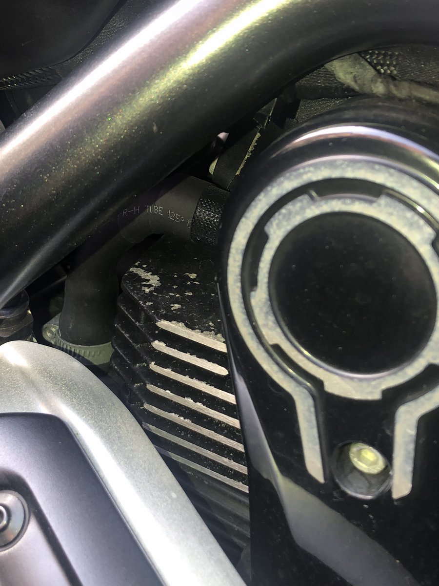felipea387's tweet photo. Que pasa con la atención al cliente de @ducatiesp ?
Que pasa con la calidad de la pintura @ducatiesp , con algo menos de 2 años y ya se despintan algunas piezas del motor… 
@DucatiMotor https://t.co/f6YQFGdrBb