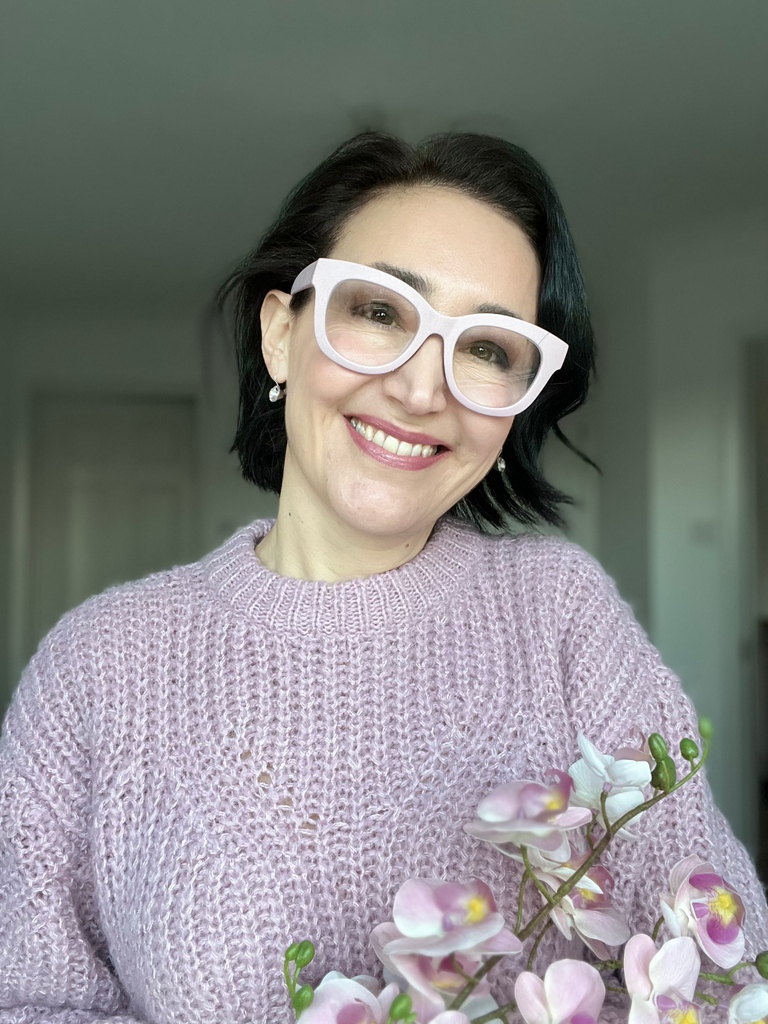 @beautifuleveryday_uk is glowing in our eco-wheat 'Encore' reading glasses. 💗

Our stunning selection of pink glasses add a glimmer of sunshine to your day. Grab yours now and feel the upbeat vibes! #goodlookers #lovelyglasses