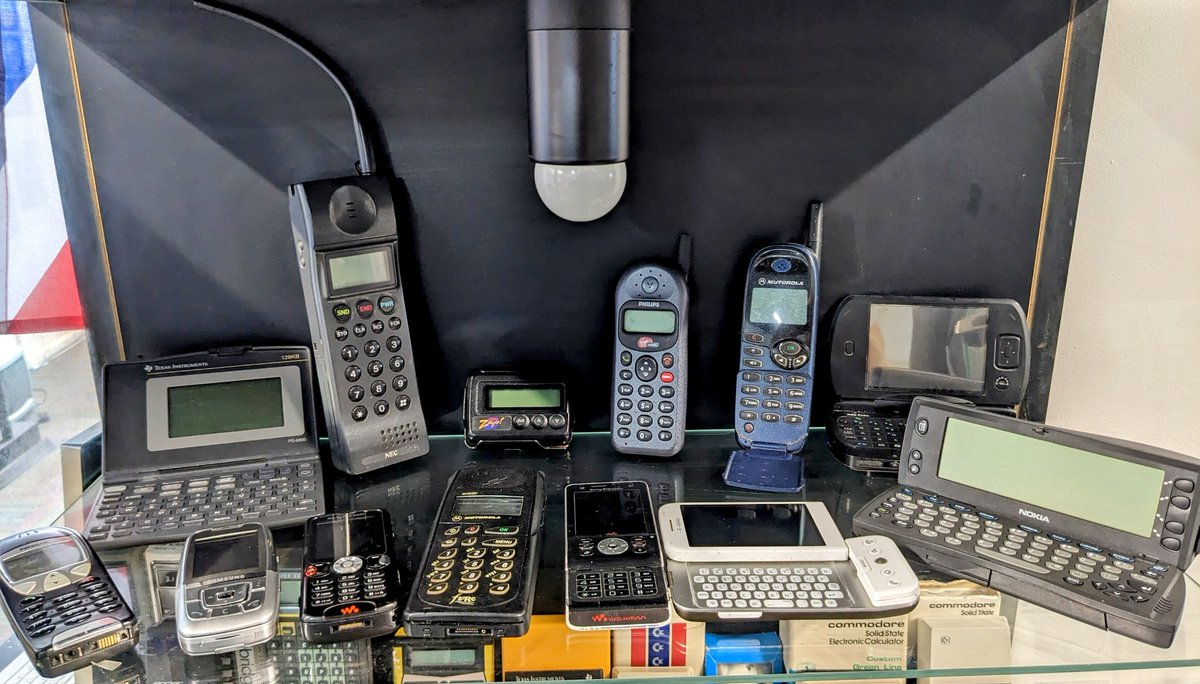 2g_gsm's tweet image. Nice collection of #2G #GSM devices on display at the excellent NorthWest Computer Museum @joekay66 @SpinnersMill - This museum is excellent, well worth a visit, loads of retro computing, many working, including some classic arcade games 💻🖥️⌨️🖱️🎮🕹️👍 #historyoftechnology