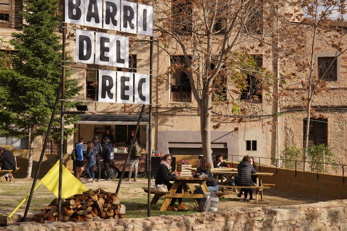 MartiRosPel's tweet photo. Si aquests dies us passegeu pel barri del Rec, veureu una il·lusió òptica. Una ficció que amaga un consumisme romantitzat en forma d'art. Fer bandera de runes i espais abandonats al sud d'Igualada, amb la catifa vermella de l'administració. El Rec és molt més que el Rec.0. https://t.co/toel2mVfRb