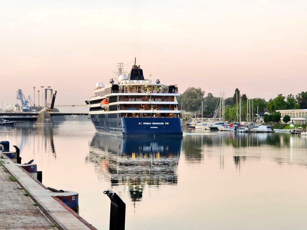 PuertoDeSevilla's tweet image. En su primera escala en el @PuertoDeSevilla, el presidente de la Autoridad Portuaria de Sevilla, @RafaCarmonaAND, hace entrega de nuestra metopa conmemorativa al #crucero #expedición World Traveller. ¡Bienvenidos! 🤗
