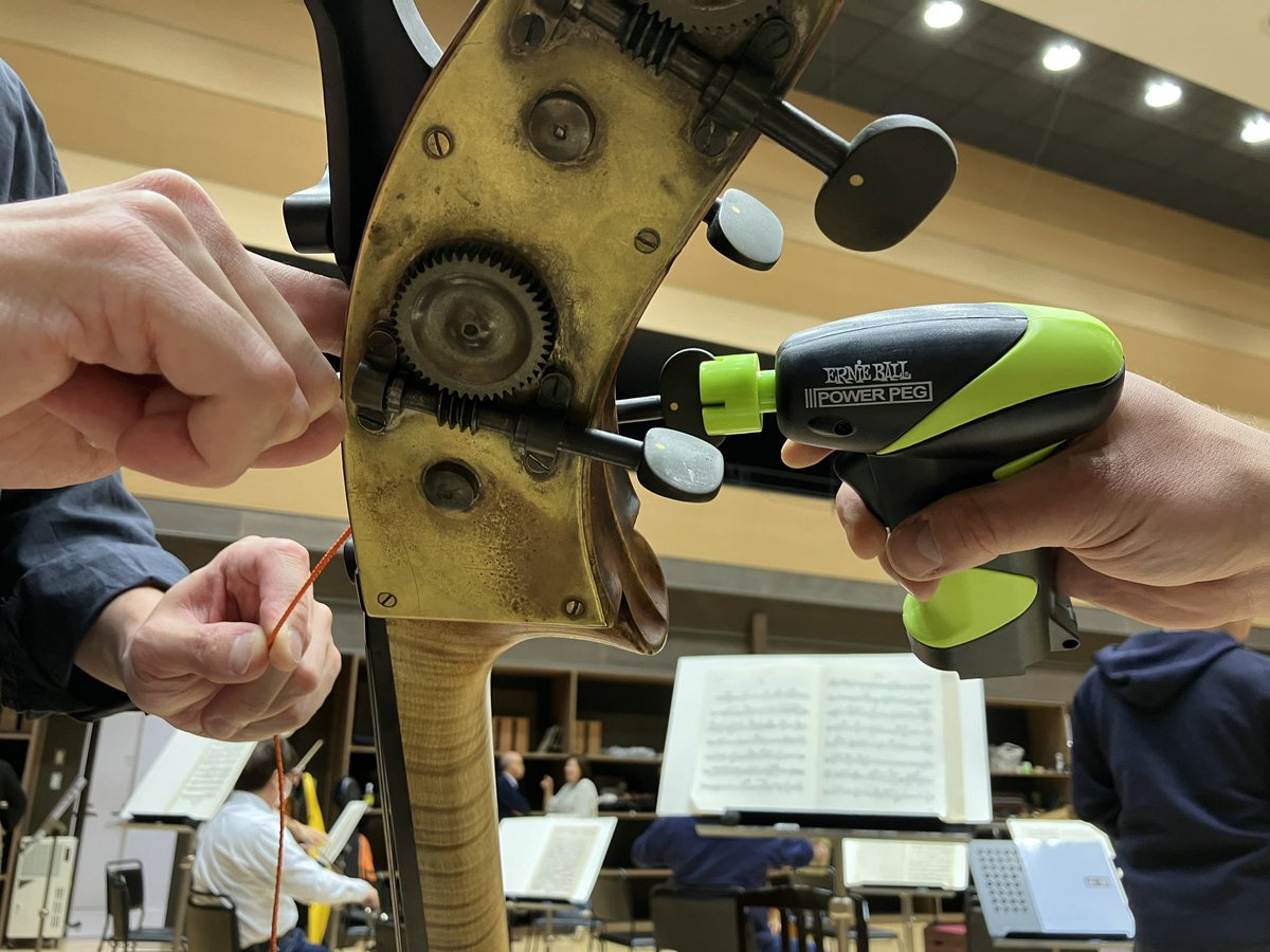 seyasuyuki's tweet photo. バス弾きのロマン、電動ストリングワインダー！でも君たち、結局2人がかりって、、、仲良しなん？素敵やん！ https://t.co/wcD9lBsrM4