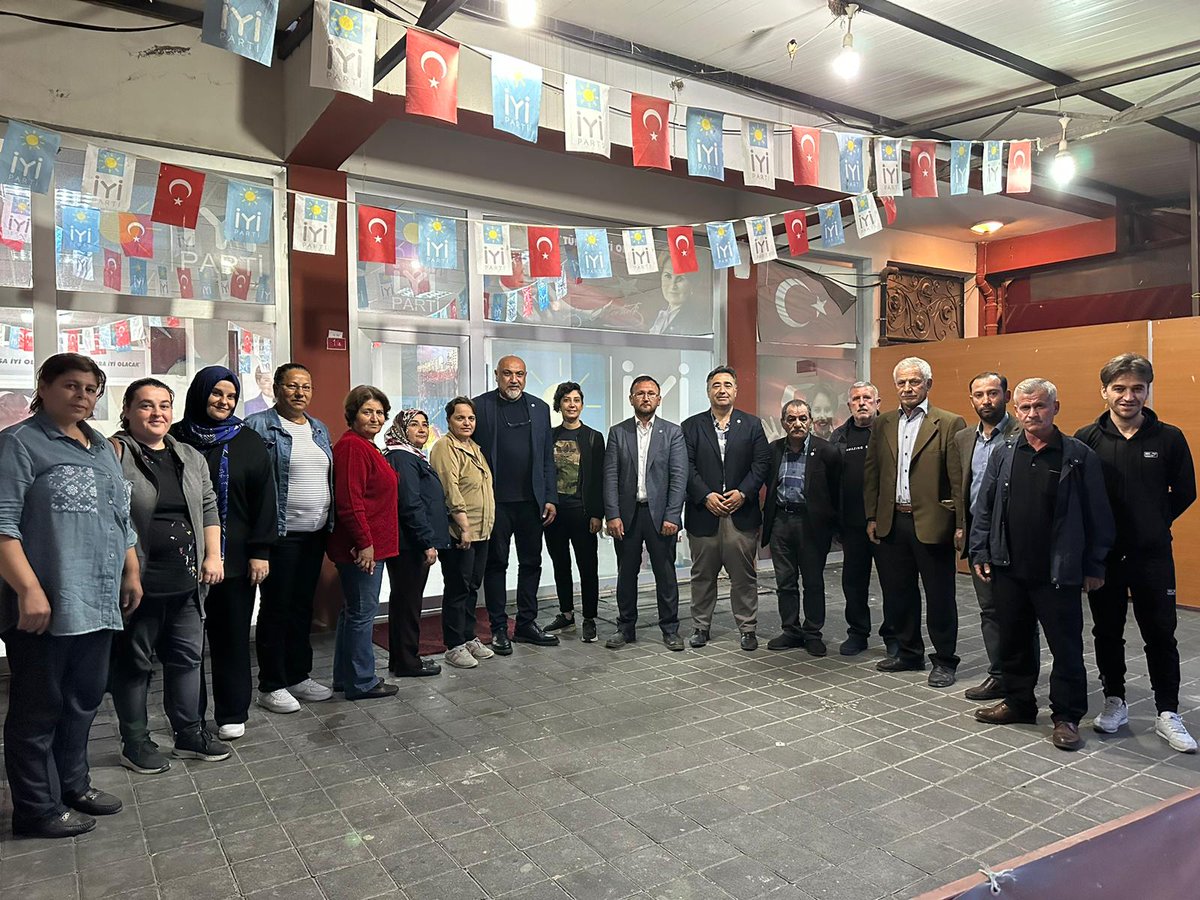 Gölmarmara teşkilatımızı, il başkan yardımcımız Şenol Özkaya ile birlikte ziyaret ettik. Yeni üyemize rozetini taktık.🙏🏻🌞