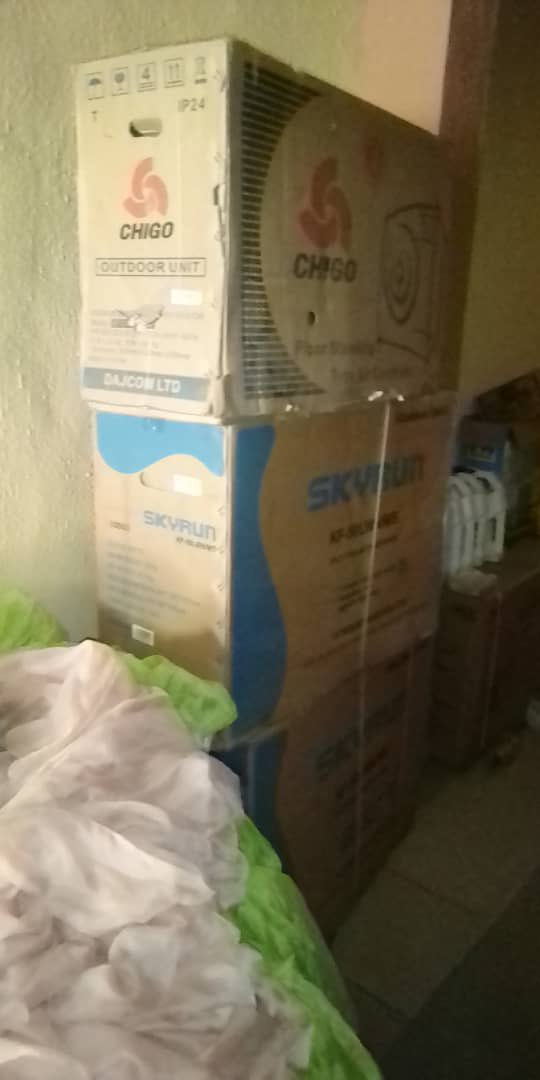 AkureBuynSell's tweet photo. BRAND NEW STANDING AC FOR SALE IN AKURE, Save upto (#50k) if you buy it now.
2 TONS HAIER THERMOCOOL STANDING AC
TWO PAIRS OF 2 TONS SKYRUN STANDING AC
2 TONS CHIGO STANDING AC
Price: #365k each
Location: Akure
Call/Whatsapp: +2348132716764 https://t.co/tl3qcCrbvK