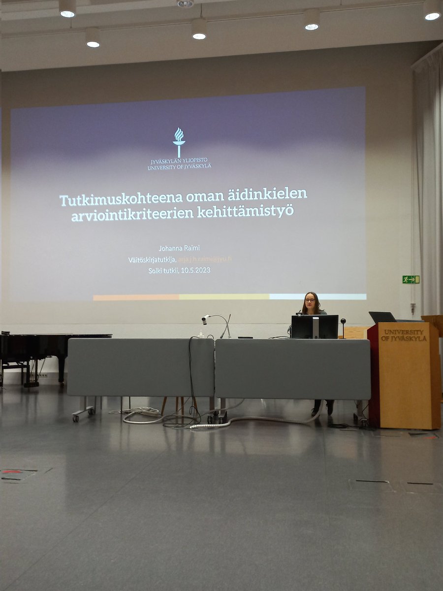 Johanna Raimi tutkii oman äidinkielen arviointikriteerien kehittämistyötä. Kunnallisessa hankkeessa kehitettiin arviointikriteerit kaikille arvosanoille sekä oman äidinkielen arviointityökalu. Haasteena kriteereissä mm. sovittaminen kaikkiin kieliin. #JYUsolki #solkitutkii