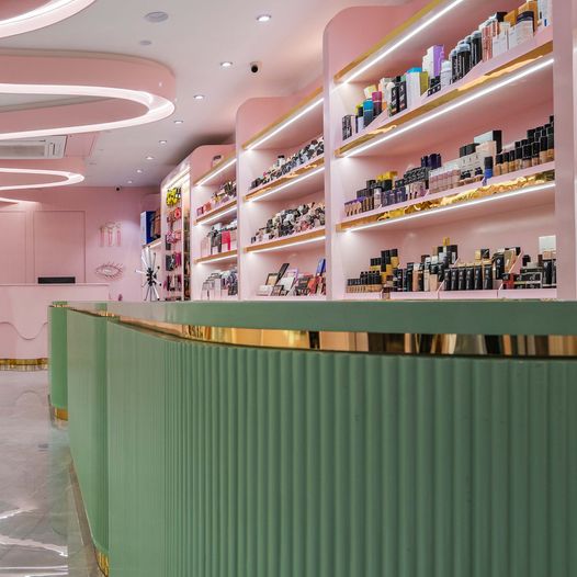 Beauty Secret Cosmetics showroom Designed by @amogh_archidesign The store's layout is designed to guide customers through the space and highlight the products' features while ensuring maximum visibility of all products.

   #interiordesign #design #interior #homedecor