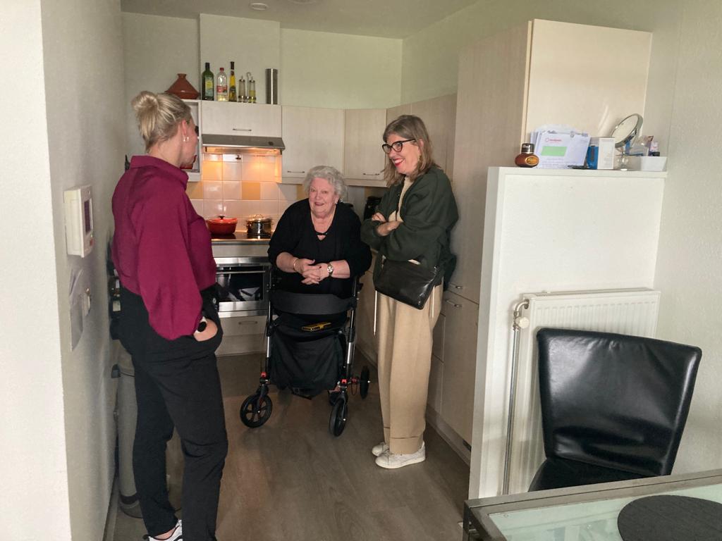 Dementierappor1's tweet photo. Een kijkje in de keuken van het eigen appartement waar je zelfstandig kan wonen in de @DeKoperhorst. Fijn voor meneer en mevrouw, want ze kunnen hier samen blijven. En het is er gezellig en vertrouwd, met zorg in de buurt als het nodig is @alzheimernl #dementiebelang https://t.co/ymAvAtMOcX