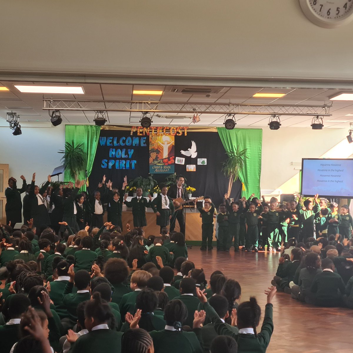 StAntsE7's tweet photo. #SingingAssembly @StAntsE7 is being led this morning by our Reception class! What a glorious moment! May God guide our Year 6 pupils as they begin their SATs today 🙏
@NewhamLondon @stantonysFG @telcocitizens @LivingWageUK @rokhsanafiaz @MichaelRosenYes https://t.co/jGQtK8xtni