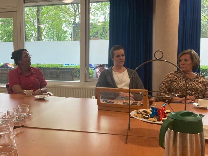 Dementierappor1's tweet photo. "Doorlopen, rennen en haasten bij #dementie, dat werkt niet. Personeel moet juist onthaasten. Dat is moeilijk door alle moetjes, maar maakt het werk leuk!" Met toneelspel zorgen Sonja en Liane van @DeKoperhorst voor scholing over omgaan met dementie @alzheimernl #dementiebelang https://t.co/ian89jUdVE