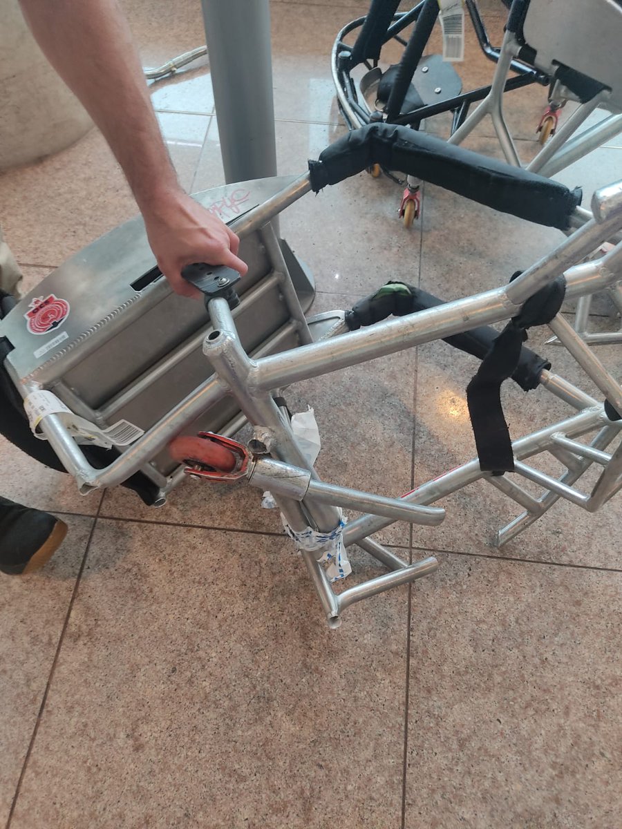 levantinista82's tweet photo. Después de más de tres meses de espera la respuesta de @AirEuropa es que me da 1600 euros por destrozar la silla de juego cuando cuesta más del triple, todo este tiempo sin silla y la temporada y la fase de ascenso sin la silla.@UHmallorca @dbalears @diariomallorca  @_Calvia https://t.co/kmh1QKlu78
