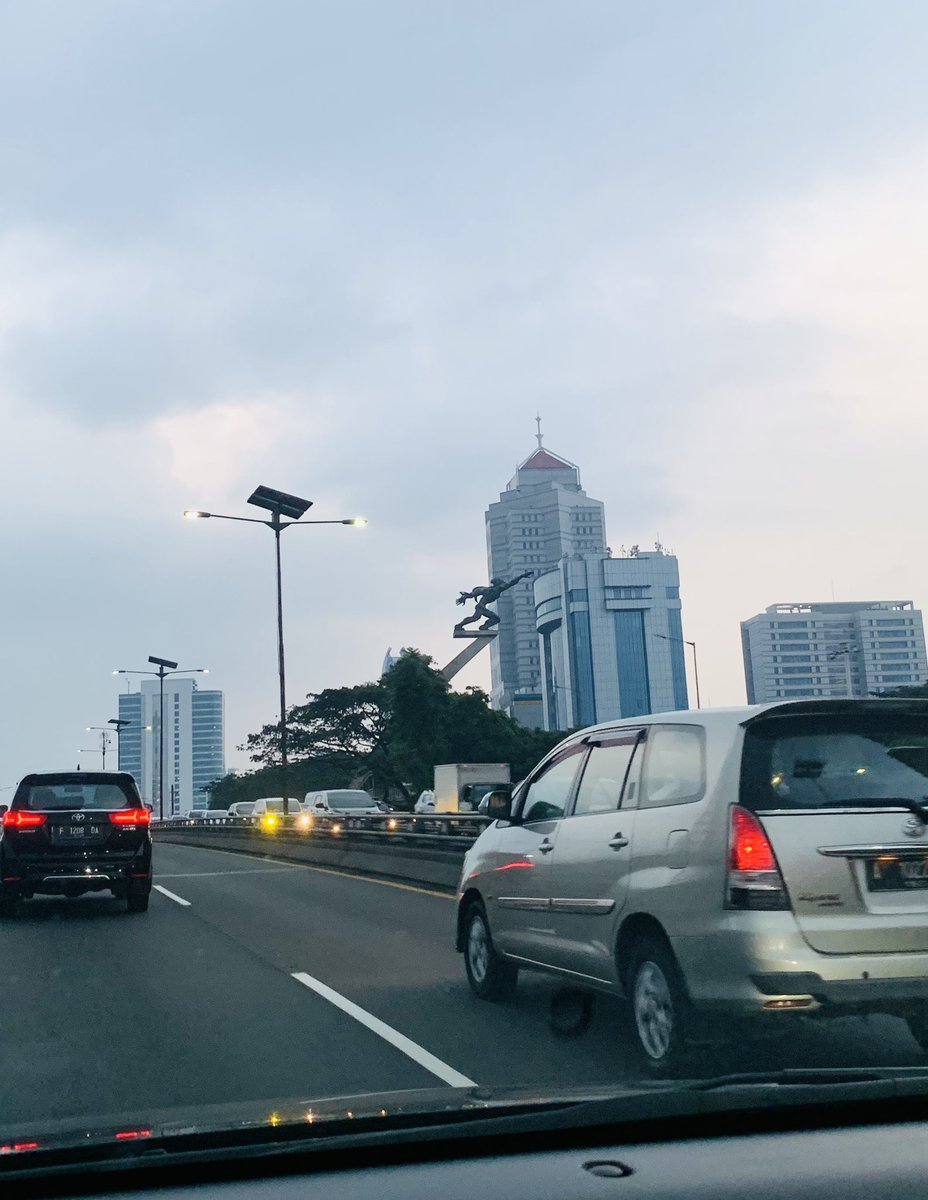 AgusEssoe's tweet photo. Apa ndak capek itu patungnya ya? 😂🤭 https://t.co/2N0qFRpKVG