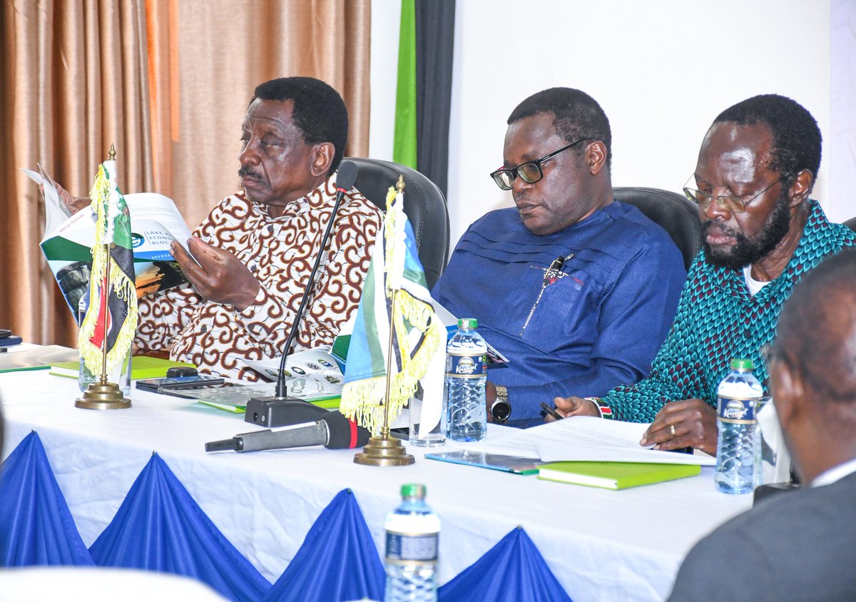 Joined colleague Governors from the @LREB14 for an engagement forum on technology that is currently underway in Kisii county. We will later sign MOU with @SafaricomPLC on digital solutions for efficient service delivery in our counties. @orengo_james @AnyangNyongo @SimbaArati