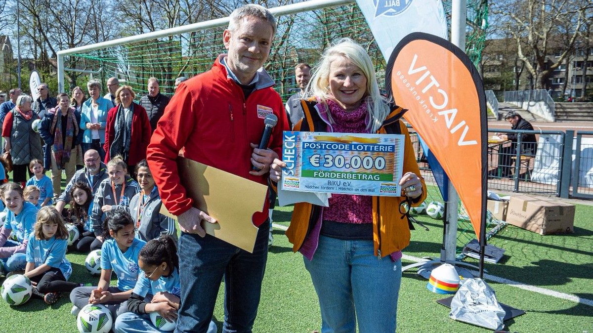 Mädchen an den Ball ist ein Projekt, das Mädchen zwischen 6 und 16 Jahren für Fußball begeistern soll und junge Menschen zusammenbringt. Dank unserer Teilnehmer*innen konnten wir einen Scheck über 30.000 überreichen. Wir sagen Danke! #PostcodeEffekt