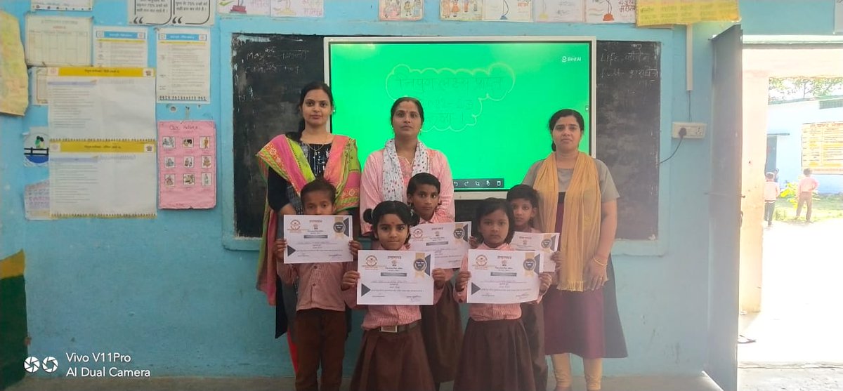 PratigyaTrivedi's tweet photo. #निपुण_बच्चे 
#class_1_2_3
#certificate_Distribution 
#UpsBaripura_composite https://t.co/4cu9MIUP0t