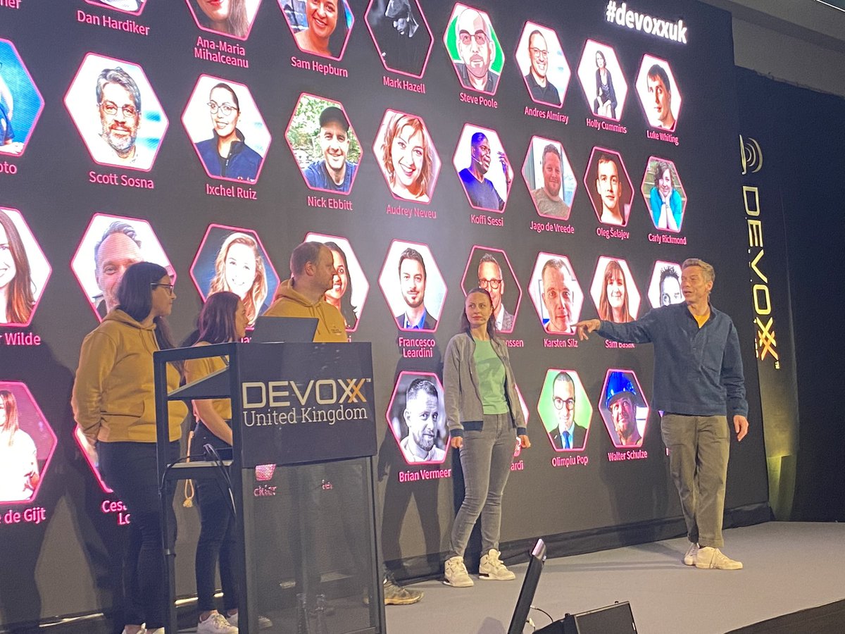 PaulaLKennedy's tweet photo. Fantastic start to #DevoxxUK2023.
#ReepsOne doing an amazing performance and @mrhazell thanking the hardworking crew @SammyHep @kc_fletcher @dhardiker @ammbra1508 #DevoxxUK https://t.co/Nqjxer2NL6
