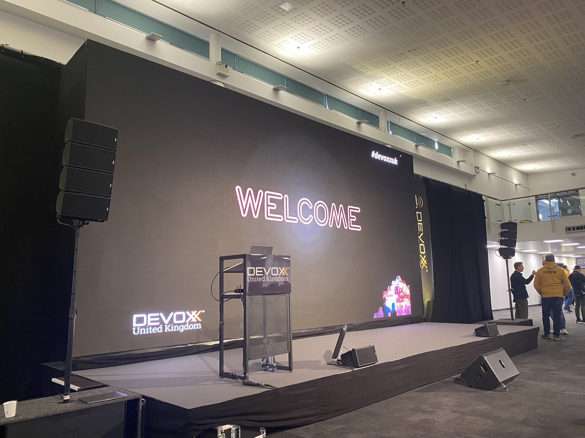 PaulaLKennedy's tweet photo. Fantastic start to #DevoxxUK2023.
#ReepsOne doing an amazing performance and @mrhazell thanking the hardworking crew @SammyHep @kc_fletcher @dhardiker @ammbra1508 #DevoxxUK https://t.co/Nqjxer2NL6