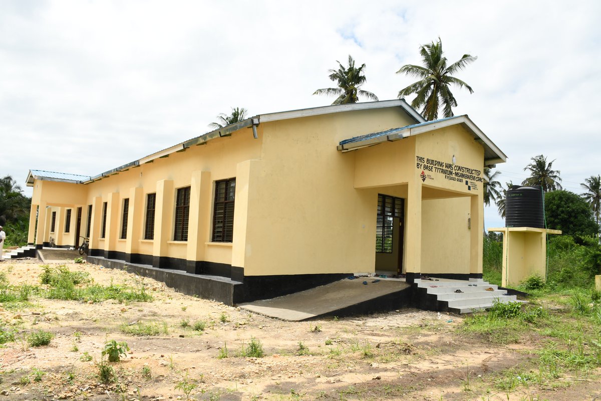 BaseTitanium's tweet image. #Miningfordevelopment; Base Titanium through the Msambweni CDA Committee has constructed a 500-capacity social hall at Bodo-Ganje in Ramisi Ward.
The hall will be a resourceful venue for residents’ to conduct their community meetings including cultural events.
#Msambweni #CDAC