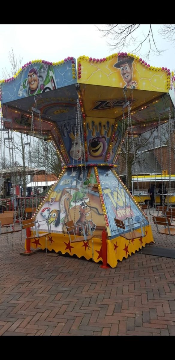 Zoals al eerder aangekondigd organiseren wij zaterdag 10 juni een groot feest om ons 10 jarig jubileum te vieren. Voor de kinderen hebben we ook het één en ander geregeld! Zoals deze prachtige zweefmolen. Maar ook een springkussen en een stormbaan om lekker op te ravotten