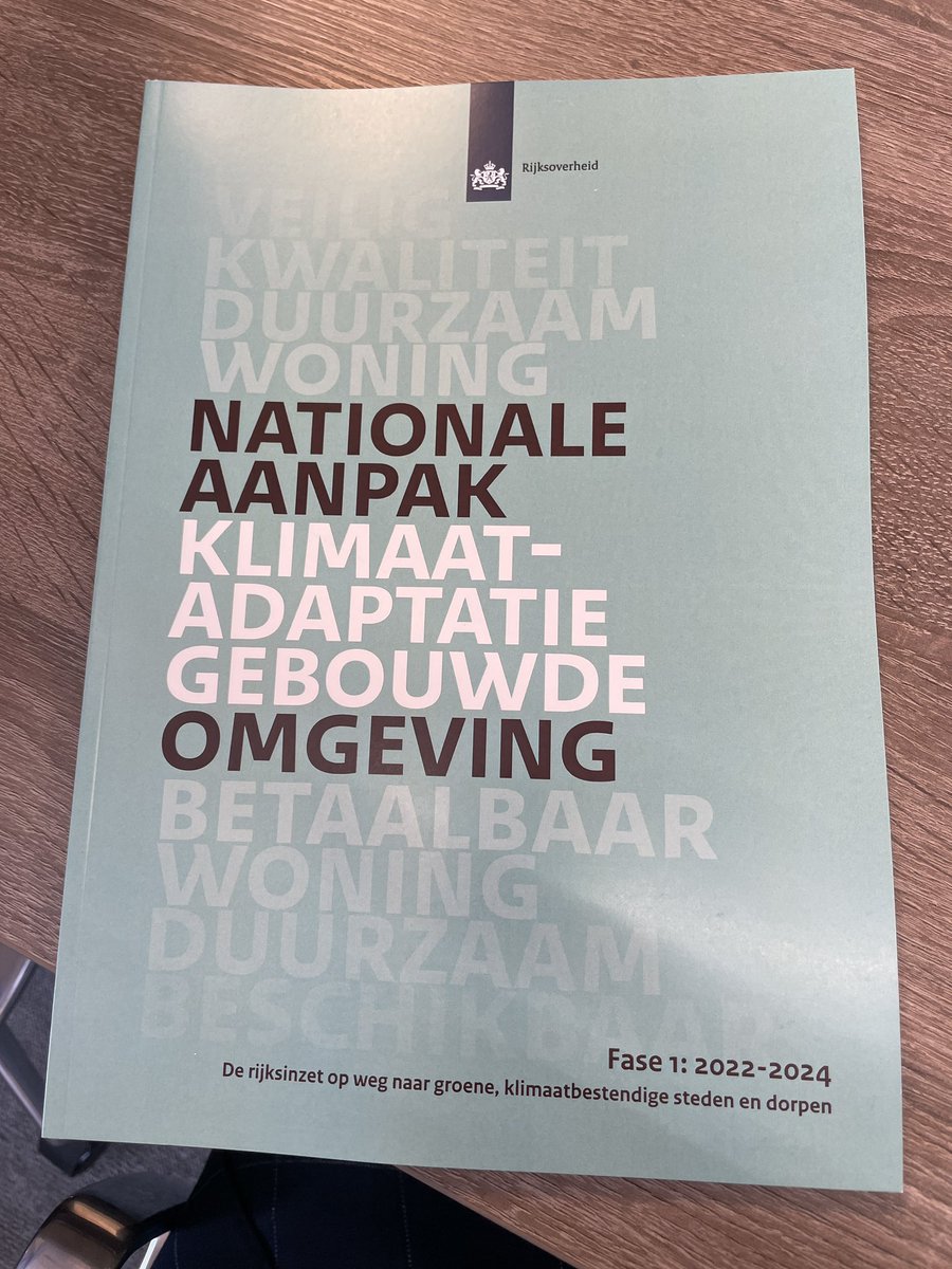 Vz Stefan Kuks van de stuurgroep ruimtelijke adaptatie neemt het eerste exemplaar rapportage fase 1 in ontvangst van <a href="/amkuppers/">Annemarie Kuppers</a> van bzk. 
#klimaat