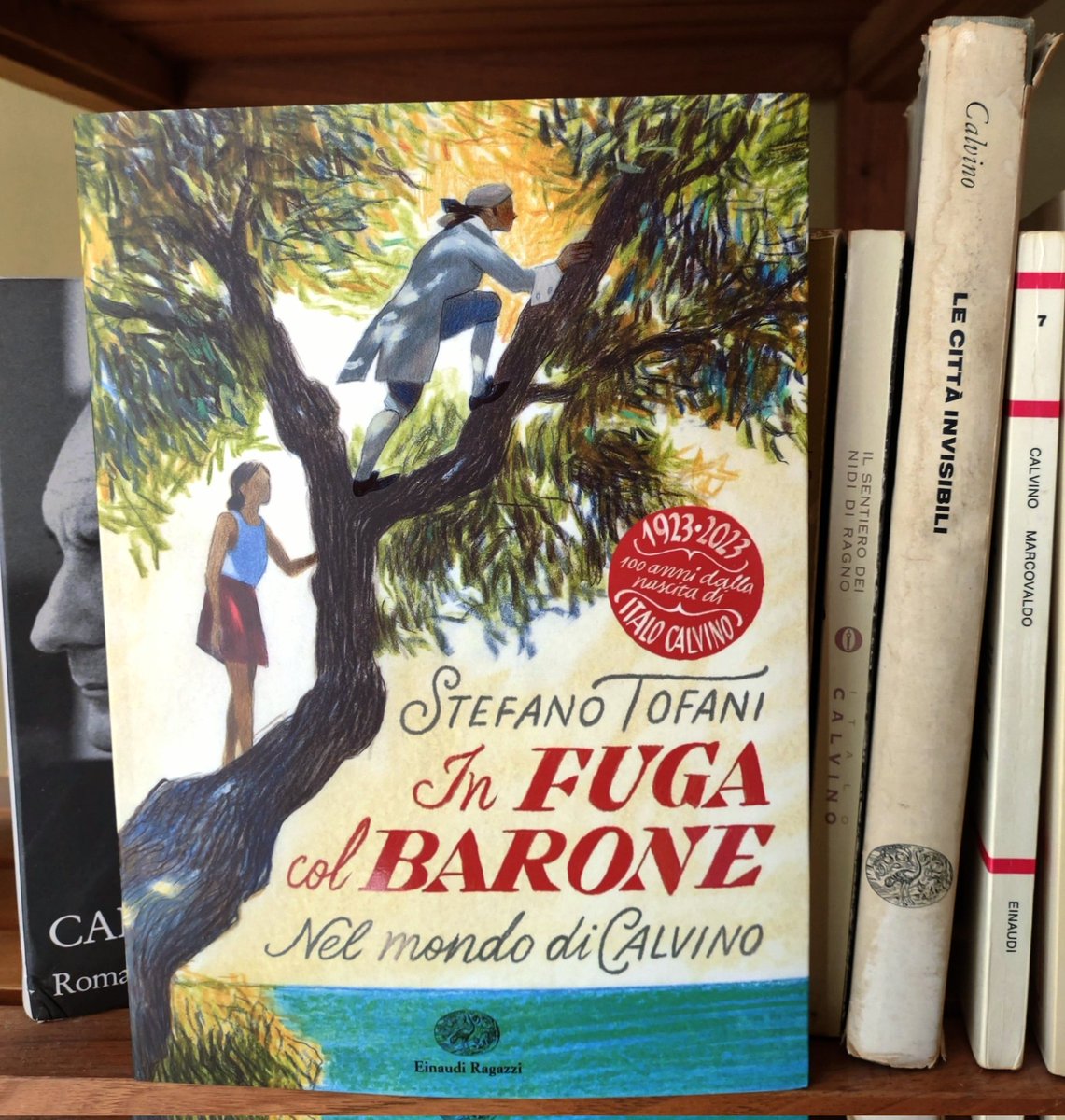 È mai possibile fuggire su un albero e incontrare il #baronerampante? Succede in #infugacolbarone #einaudiragazzi. Un romanzo omaggio a #italocalvino nel #centenario della sua nascita.
#libri #libriperragazzi #books