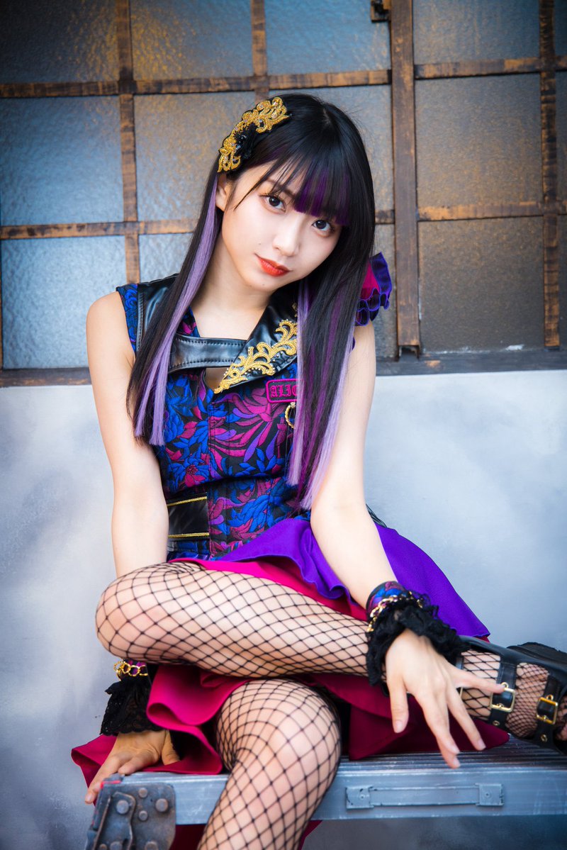 our band members.
Moa-chan is the bass.