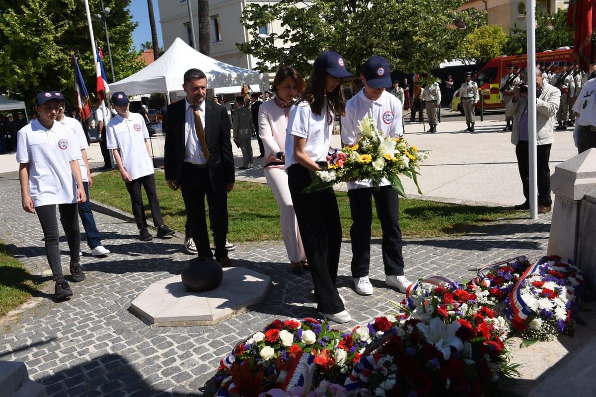 Commémoration du #8mai à #Hyères, Madame la DAASEN, Monsieur le proviseur et les volontaires du SNU dépose la gerbe du lycée Costebelle.