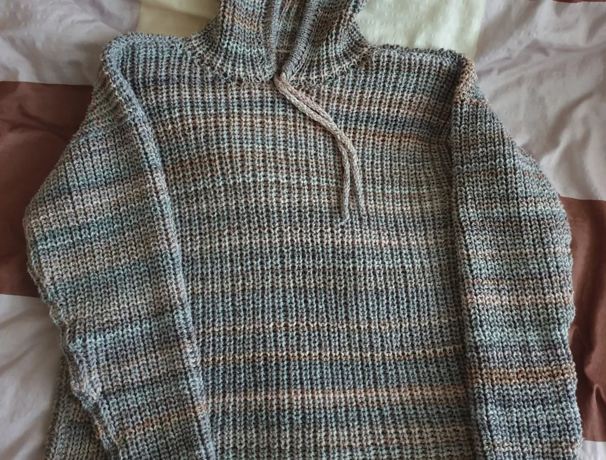 Hoodie for my daughter
Kapuzenpulli für meine Tochter 

@lanagrossa Modell 07 Lookbook 11 
Yarn: YOGA from @KatiaYarns 

#knitting #knit #knitspiration #knittingaddict #knitwear #jumper #stricken #strikk #hoodie #kapuzenpulli #iloveknitting #handmade #knittingtwitter