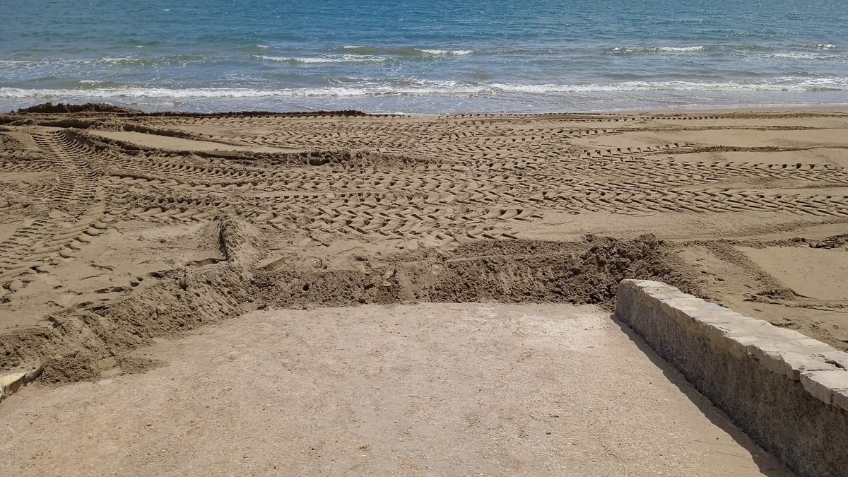 ayto_alboraya's tweet photo. ❗️ S'estan fent treballs d'anivellament de l'arena en #LaPatacona i #PortSaplaya

🏖 Per a equipar les platges i col·locar els quiosquets, les passarel·les i les zones d'ombra

⛱ Les labors de muntatge començaran a partir del 15 de maig https://t.co/xJJIUcaW8p