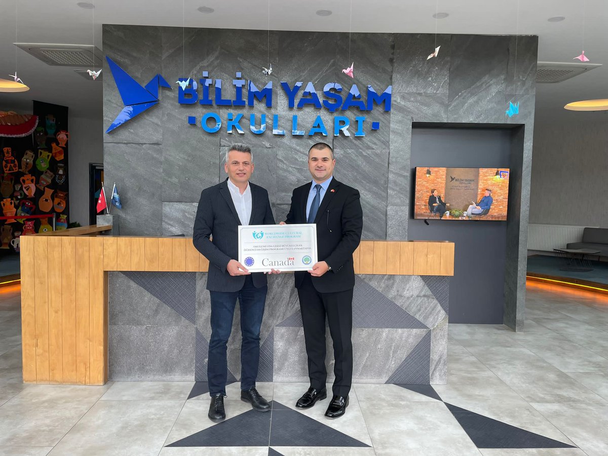 bilimyasamokul's tweet photo. "Uluslararası Program Uygulayan Okullar" kapsamına girmeye hak kazanan okulumuzun kurumsal rozetini Uluslararası Program Uygulayan Okullar Birliği Başkanı ve WCEP Genel Müdürü Volkan Cerrahoğlu, Kurucumuz Cemil İmamoğlu'na takdim etti.

#WCEP
#BilimYaşamOkulları https://t.co/xkLzrMAdJt