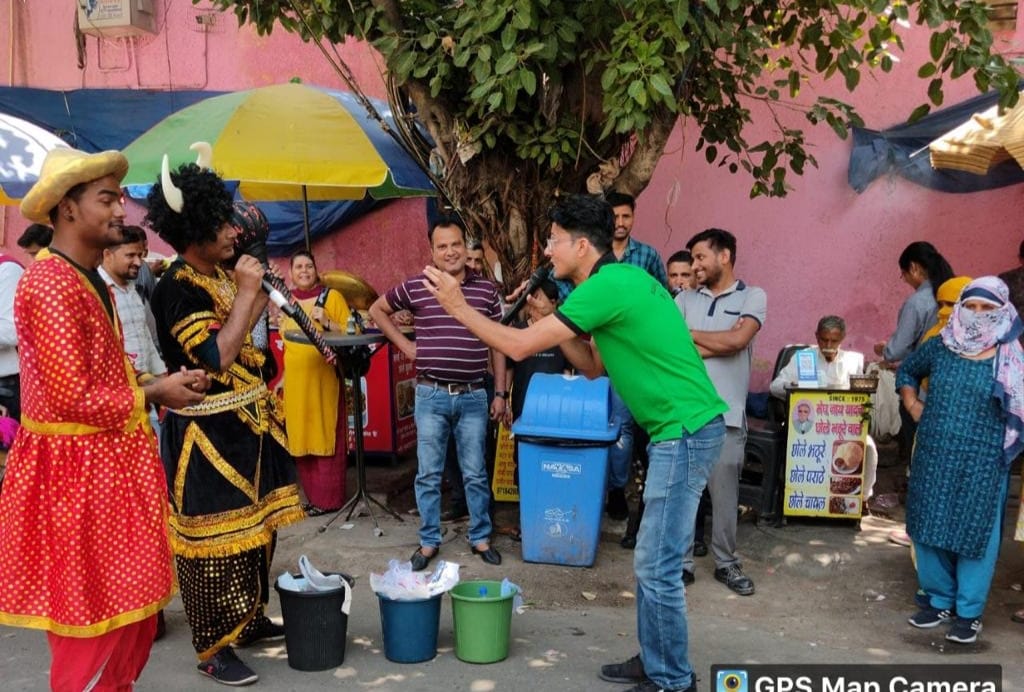 tweetndmc's tweet photo. Public Health Department of #NDMC organized Nukkad Natak to create awareness among the public regarding segregated waste & #SwachhSurvekshan2023 at Palika Bhawan Market, Khan Market & Hanuman Mandir Complex, New Delhi.
#BanonSingleUsePlastic
#GarbageFreeCities
#IndiaVsGarbage https://t.co/wmBlfTB71x
