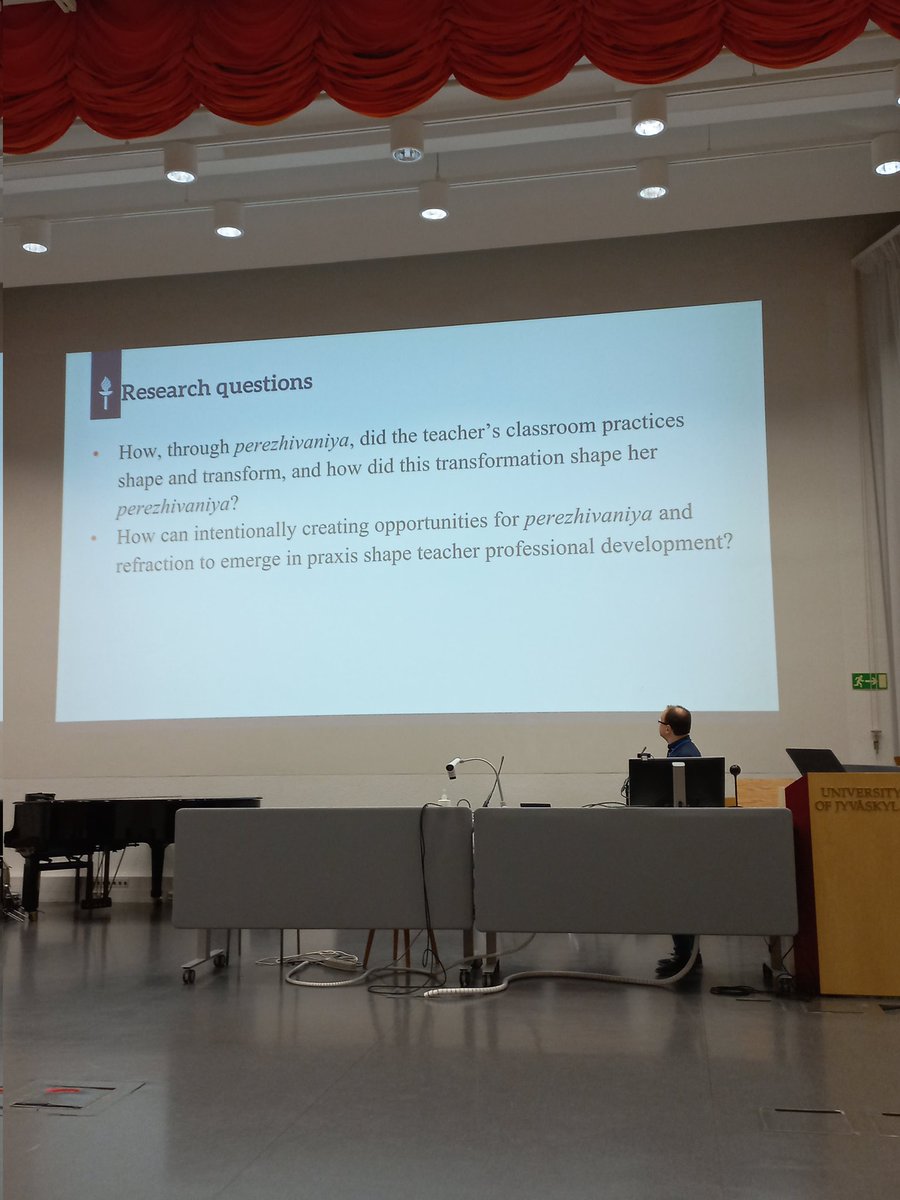 Viimeisenä Dmitri Leontjev jakaa tutkimuksestaan jossa tutkitaan kielenopettajan ammatillista kehittymistä erityisesti arvioinnissa. Tutkimuksen lähtökohtana on teorian ja käytännön dialogisuus ja tutkijan yhteistyö opettajan kanssa. #JYUsolki #solkitutkii