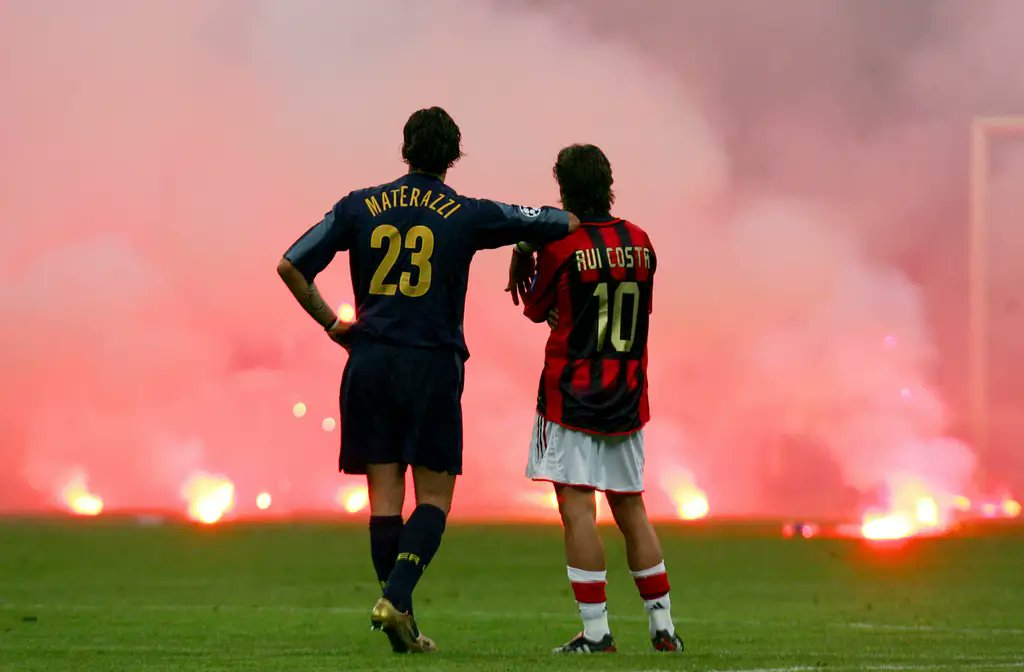 Milan e Inter disputam hoje a primeira mão das meias-finais da Liga dos Campeões.

É hora de recordar esta icónica foto 🔥