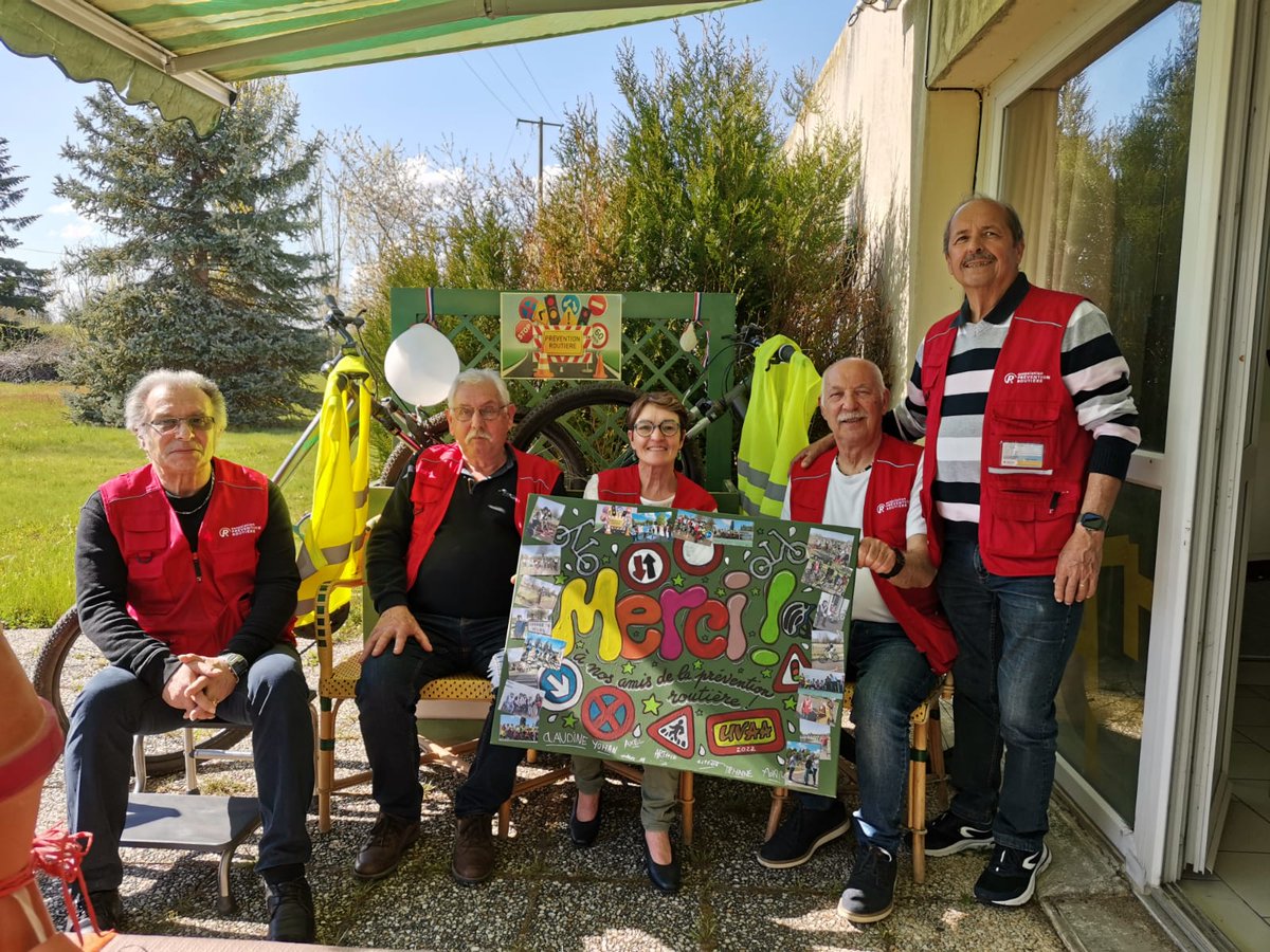 Preventionrout's tweet photo. [Nos actions en régions] Nos #bénévoles de l’Allier (03) ont reçu un très beau dessin de la part des bénéficiaires de l’Unité de Vie pour Adultes avec Autismes d’Avermes 😊.

#apr #preventionroutiere #prevention #inclusion #allier #naer https://t.co/UatvQWqWdz