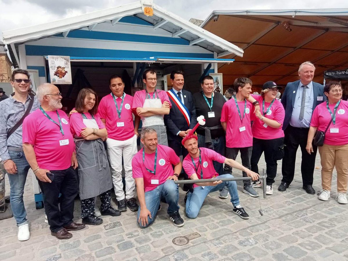 FConfreries08's tweet photo. 👉 Des bénévoles indispensables pour que votre vie soit rose sur le festival 🤩 #fdca23 #festival #confreries #ardenne #ardennes #CMz #charlevillemezieres #benevoles #missionlocale https://t.co/KBhjilwdYU