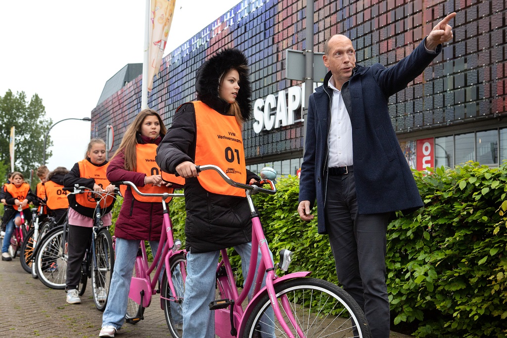 gem_Lelystad's tweet photo. Deze week is de 45e editie van het verkeersexamen voor scholieren in Lelystad. Bijna 800 basisschoolleerlingen fietsen een route door de stad, waarbij ze worden beoordeeld op hun verkeersgedrag👉 https://t.co/4Jwkcqe6rQ https://t.co/5gkXu4OFBA