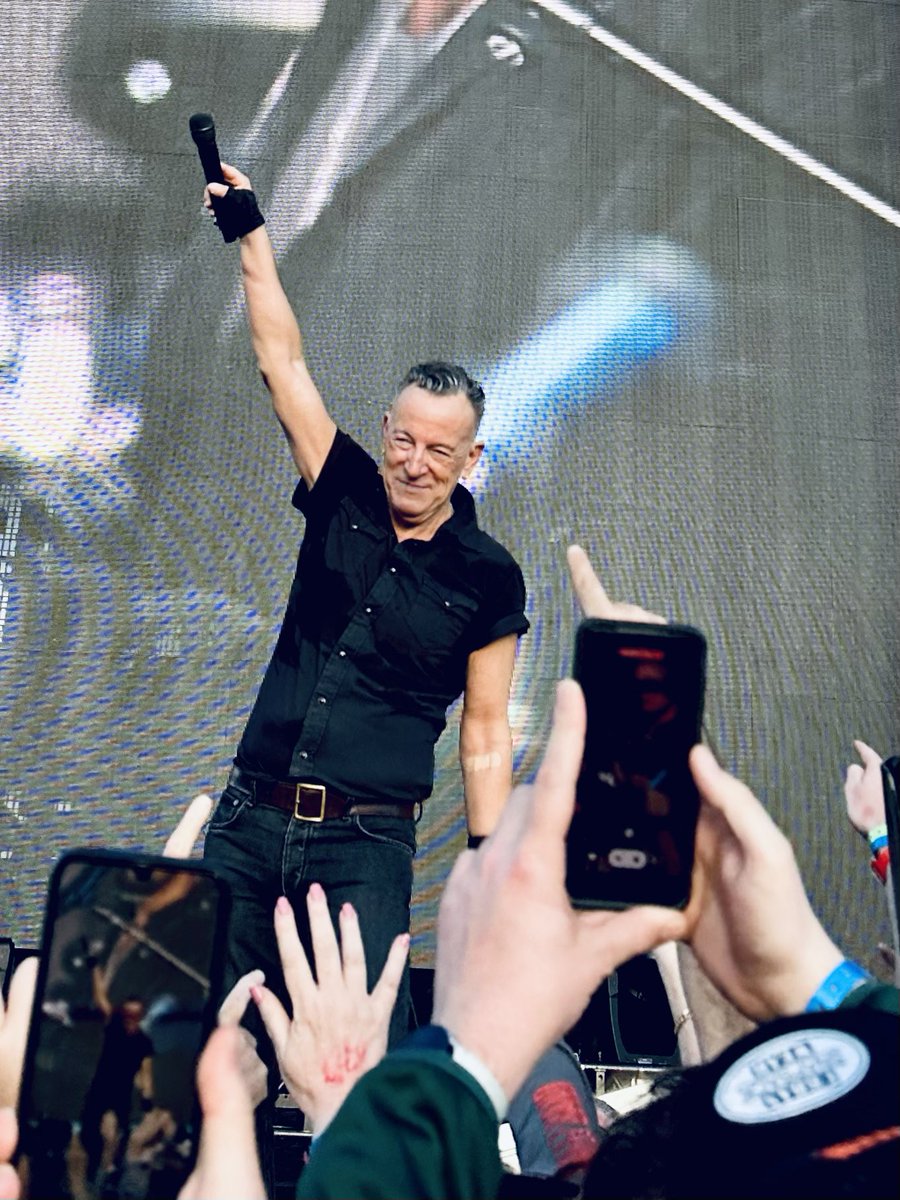 henner37's tweet photo. Last night Dublin. I missed this guy a lot. lot. Lot. So happy to have him back on tour #brucespringsteen #estreetband #Dublin #RDSarena https://t.co/0UgYrI7YE9