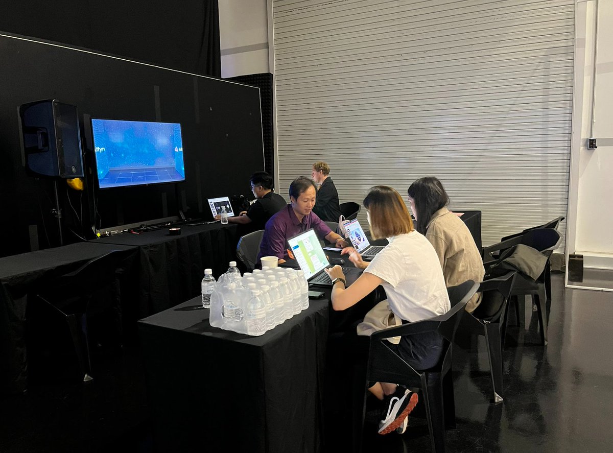 AffynOfficial's tweet photo. CRUNCH TIME! The crew is all ready for #AffynEvolution tonight ๐ฅ https://t.co/adgYYzztTC