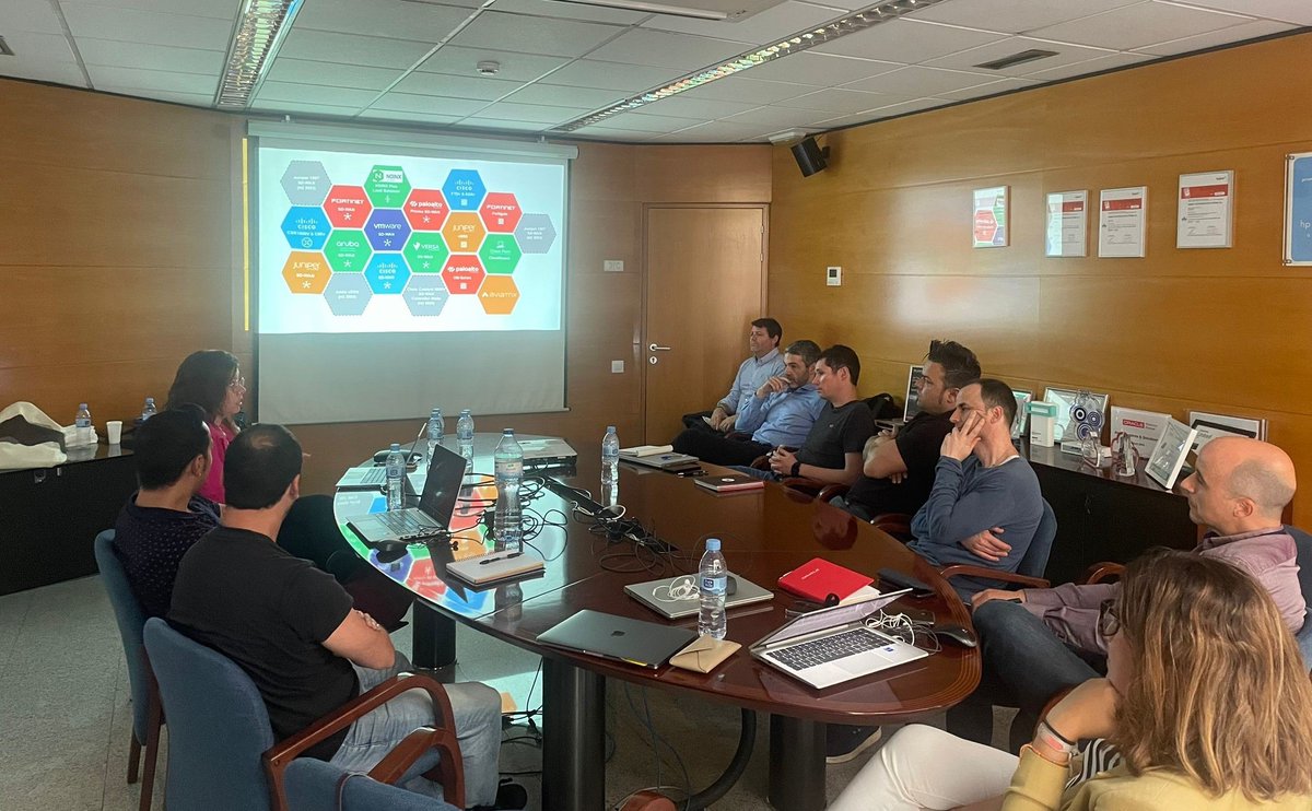 El equipo de @EquinixES ha visitado las oficinas de Barcelona <a href="/AbastGrup/">ABAST</a> en un nuevo encuentro de capacitación de la fuerza comercial y del equipo técnico para seguir trabajando con el firme objetivo de potenciar nuestra oferta de #cloud empresarial, ABAST #HybridCloudConnect.☁