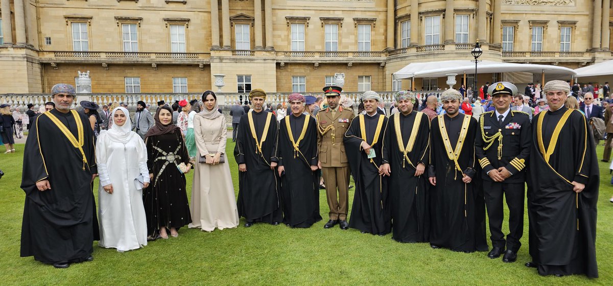 EmbassyOmanUk's tweet photo. حضر سعادة السفير وأعضاء السفارة حفل الحديقة الثاني في قصر باكنغهام ، للاحتفال بتتويج الملك تشارلز الثالث ، حيث التقى الأمير إدوارد دوق إدنبرة معهم. https://t.co/NcKXdlIofo