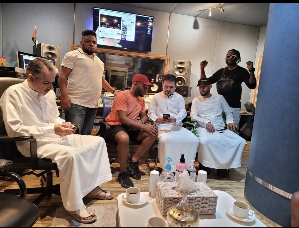 Magascobboy's tweet photo. ThE SOUND MUST BE RIGHT 💿 #ALBUMREADY https://t.co/nO4rBtVgfl