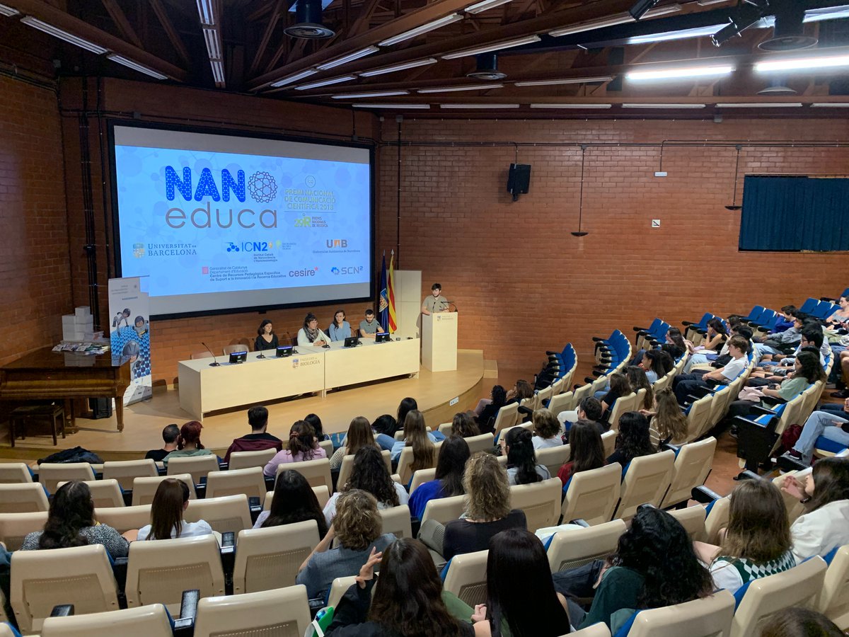 CCiTUBDivulga's tweet photo. #NanoEduca segueix amb la taula rodona “Per què vas estudiar nano?”

Joves investigadors expliquen la seva experiència i trajectòria professional, a més de resoldre dubtes dels alumnes assistents. https://t.co/8mUJHgMYVn