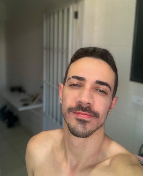 f&atilde; da miley cyrus 👇🏻 https://t.co/UhAfH1ZHLL<a href="/tag/eunascilgbt"class="tags"><span>#eunascilgbt</span></a>