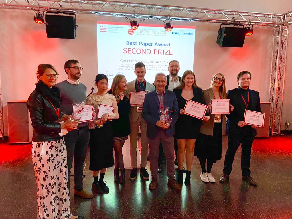 Bankuaugstskola's tweet image. Banku augstskolas studenti nebeidz pārsteigt! 

Studentu komandas Euroweek 2023 projektā iegūst 2.  un 3. vietu un titulu "Best Paper"! 🤩

Studentu stāstus lasiet šeit: ej.uz/9yqz

#Euroweeek #PrimeNetworking #THB #BA #BASBF #Studenti #Pētniecība #Research #Students