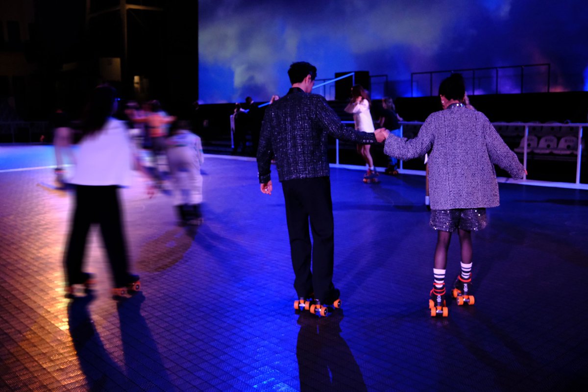 2023.5.10

Regardez Weibo Posting(1/3)

저우쉰과 왕이보, 𝘾𝙃𝘼𝙉𝙀𝙇 L.A 쇼 후 롤러스케이트 대회에서 손잡고 타고 있는 모습🛼 

멋진 사진이에요!

weibo.com/1731333827/489…

#왕이보 #王一博 #WangYibo_CHANELCruise24
#CHANELCruise 
#WangYibo
<a href="/CHANEL/">CHANEL</a>