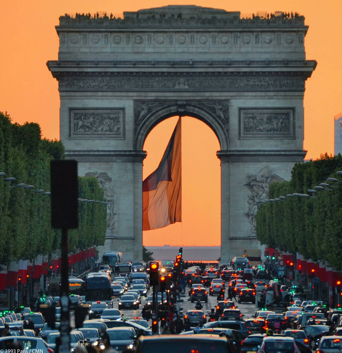 #LeSaviezVous Tous les ans, aux alentours du 10 mai, le soleil se couche pile dans l'axe de l'@ArcDeTriomphe. Un spectacle à ne pas manquer ! 🌇 Le monument étant ouvert jusqu'à 23h, vous pouvez aussi monter au sommet pour profiter de l''heure dorée' ☀️ : paris-arc-de-triomphe.fr/visiter/inform…