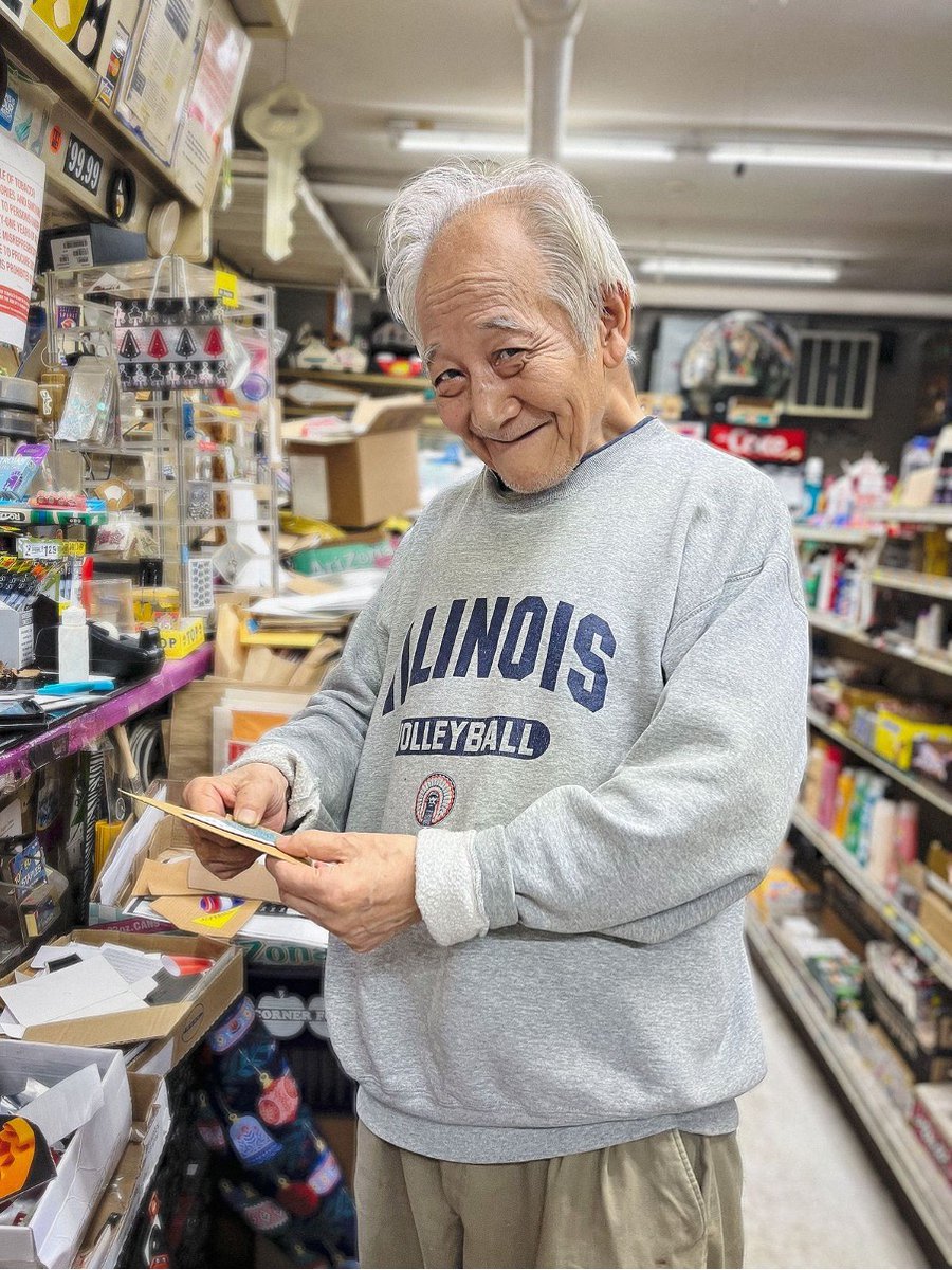 uk_marksart's tweet photo. RIP Thomas Kong- the Chicago artist who turned food packaging, plastic bags and scraps into whimsical collages often adding the words 'Be happy'🥹. He made art behind his shop counter for almost a decade. His legacy lives on through his stunning creations. #Chicago #BeHappy https://t.co/mO0Oj4oe7a
